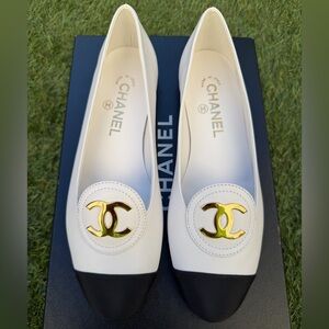 CHANEL CALFSKIN GROSGRAIN GOLD CC LOGO WHITE BLACK LEATHER CAPTOE MOCCASINS 38